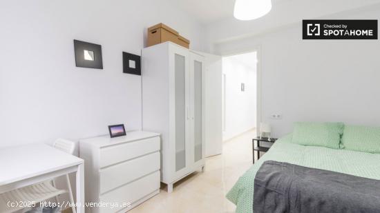 Acogedora habitación en alquiler en apartamento de 4 dormitorios en Poblats Marítims - VALENCIA