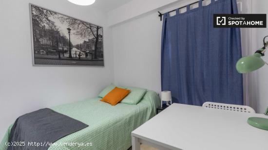 Amplia habitación en alquiler en apartamento de 4 dormitorios en Poblats Marítims - VALENCIA