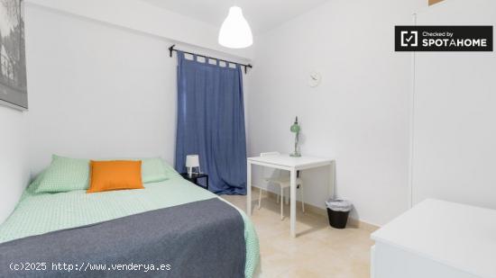 Amplia habitación en alquiler en apartamento de 4 dormitorios en Poblats Marítims - VALENCIA