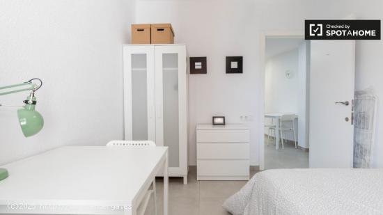 Habitación luminosa en alquiler en apartamento de 4 dormitorios en El Cabanyal. - VALENCIA