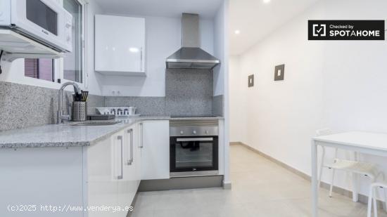 Habitación luminosa en alquiler en apartamento de 4 dormitorios en El Cabanyal. - VALENCIA