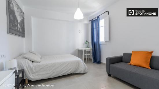 Amplia habitación en alquiler en apartamento de 4 dormitorios en El Cabanyal. - VALENCIA