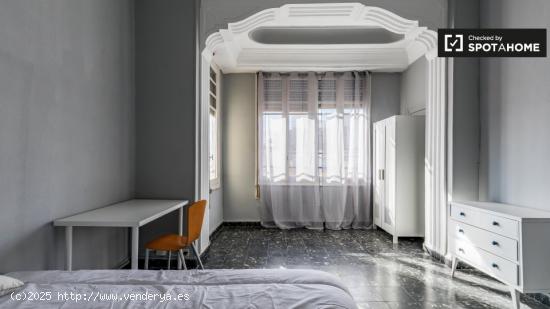 Amplia habitación en alquiler en apartamento de 5 dormitorios en Extramurs - VALENCIA