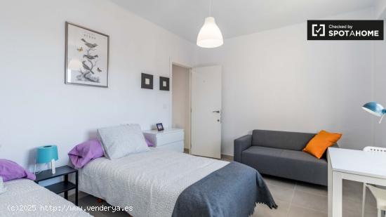 Moderna habitación en alquiler en apartamento de 3 dormitorios en Poblats Marítims - VALENCIA