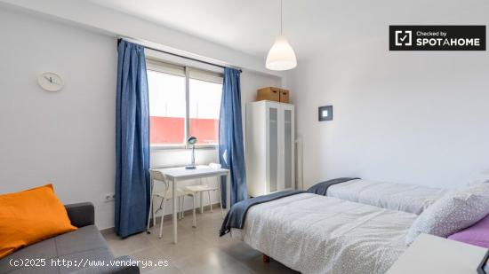 Moderna habitación en alquiler en apartamento de 3 dormitorios en Poblats Marítims - VALENCIA