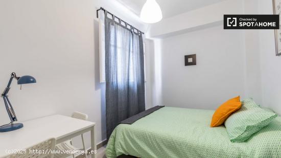 Acogedora habitación en alquiler en apartamento de 4 dormitorios en Poblats Marítims - VALENCIA