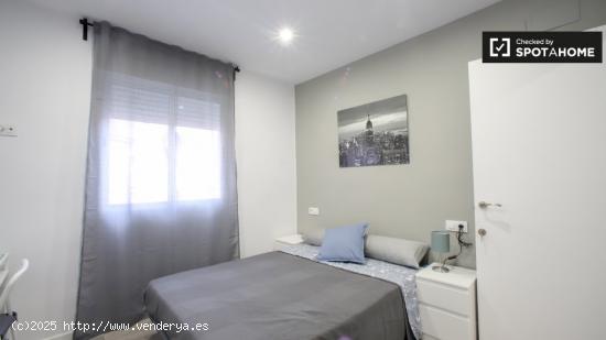 Amplia habitación en alquiler en apartamento de 3 dormitorios en Algiros - VALENCIA