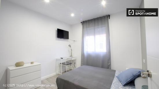 Amplia habitación en alquiler en apartamento de 3 dormitorios en Algiros - VALENCIA