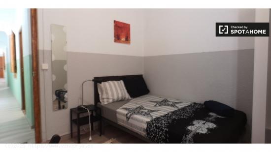 Amplia habitación en un apartamento de 3 dormitorios en El Raval, Barcelona - BARCELONA