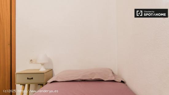 Habitación en apartamento de 5 dormitorios en Quatre Carreres, Valencia - VALENCIA