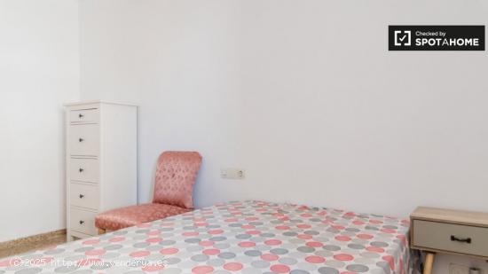 Habitación en apartamento de 5 dormitorios en Quatre Carreres, Valencia - VALENCIA