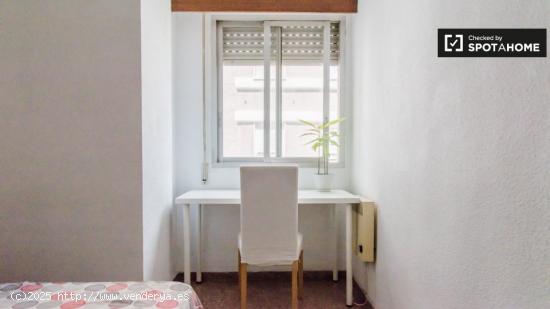 Habitación en apartamento de 5 dormitorios en Quatre Carreres, Valencia - VALENCIA