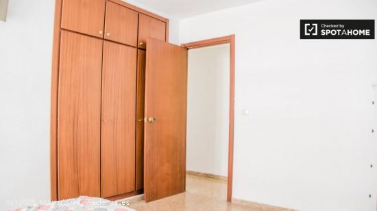 Habitación en apartamento de 5 dormitorios en Quatre Carreres, Valencia - VALENCIA