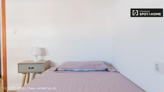 Habitación en apartamento de 5 dormitorios en Quatre Carreres, Valencia - VALENCIA