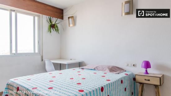 Habitación en apartamento de 5 dormitorios en Quatre Carreres, Valencia - VALENCIA