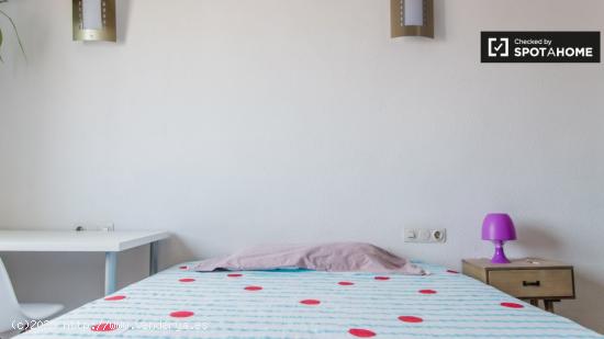 Habitación en apartamento de 5 dormitorios en Quatre Carreres, Valencia - VALENCIA