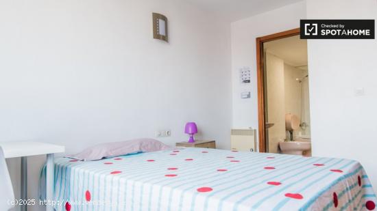 Habitación en apartamento de 5 dormitorios en Quatre Carreres, Valencia - VALENCIA