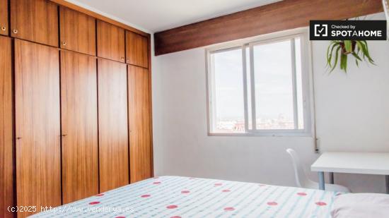 Habitación en apartamento de 5 dormitorios en Quatre Carreres, Valencia - VALENCIA