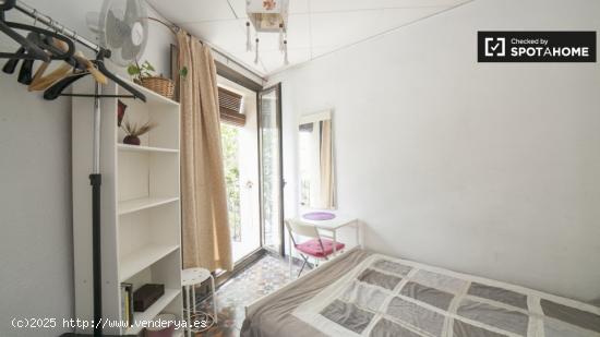 Se alquila habitación moderna con balcón en un apartamento de 2 dormitorios en Poblenou - BARCELON