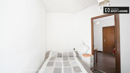 Se alquila habitación moderna con balcón en un apartamento de 2 dormitorios en Poblenou - BARCELON