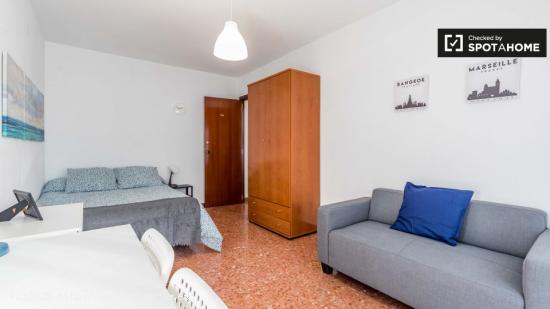 Amplia habitación en apartamento de 5 dormitorios en Campanar - VALENCIA