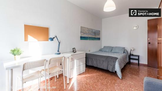 Amplia habitación en apartamento de 5 dormitorios en Campanar - VALENCIA