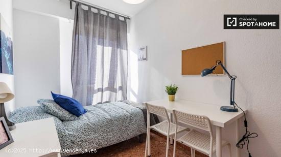 Habitación luminosa en apartamento de 5 dormitorios en Campanar - VALENCIA