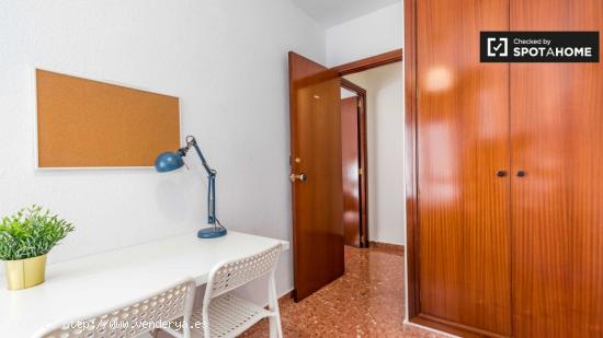 Habitación luminosa en apartamento de 5 dormitorios en Campanar - VALENCIA