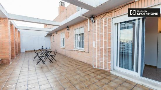 Amplia habitación con terraza en alquiler en apartamento de 5 dormitorios en Camins al Grau - VALEN