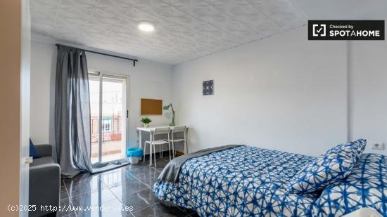 Elegante habitación en alquiler en apartamento de 5 dormitorios, Rascanya - VALENCIA