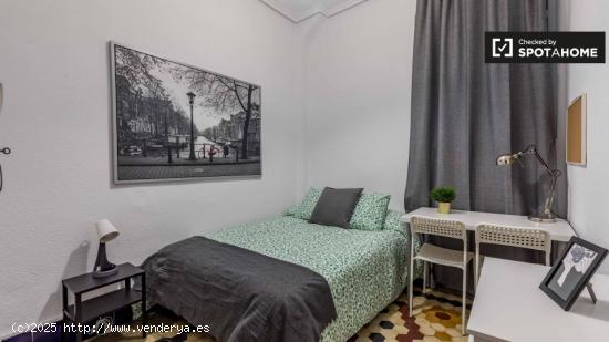 Se alquila preciosa habitación en apartamento de 5 dormitorios, Poblats Marítims - VALENCIA