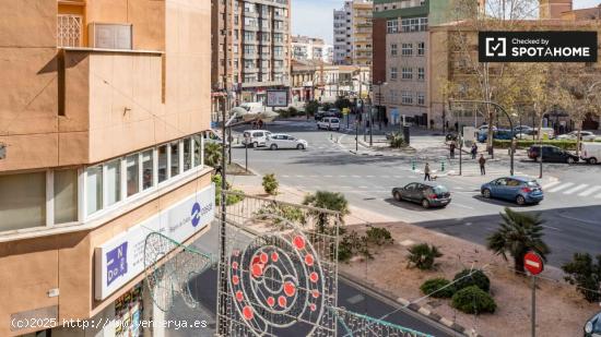 Acogedora habitación en alquiler en apartamento de 4 dormitorios en Rascanya - VALENCIA