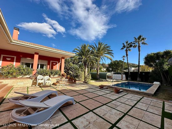 Villa en venta en Petrer (Alicante)