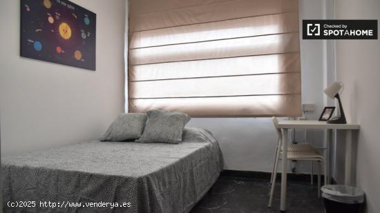 Se alquila habitación en piso de 5 dormitorios en Gran Vía, Valencia - VALENCIA