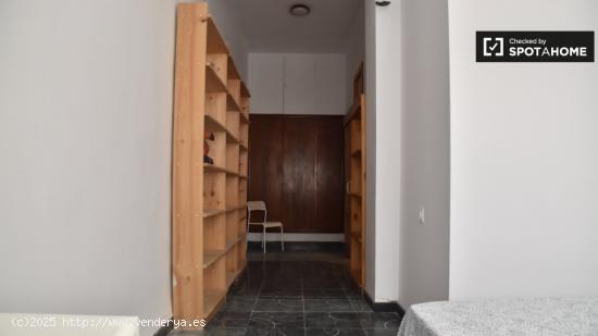 Se alquila habitación en piso de 5 dormitorios en Gran Vía, Valencia - VALENCIA