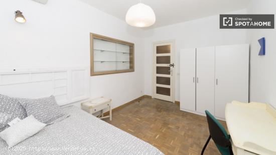 Habitación interior con estantería en apartamento de 5 dormitorios, Salamanca - MADRID