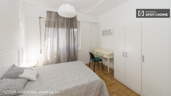 Habitación interior con estantería en apartamento de 5 dormitorios, Salamanca - MADRID