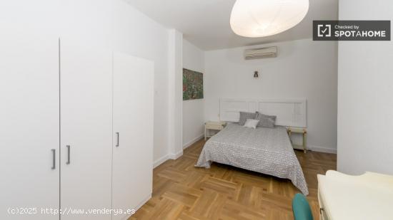 Habitación enorme con calefacción en un apartamento de 5 dormitorios, Salamanca - MADRID