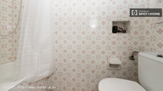 Habitación luminosa con armario independiente en un apartamento de 5 dormitorios, Salamanca - MADRI