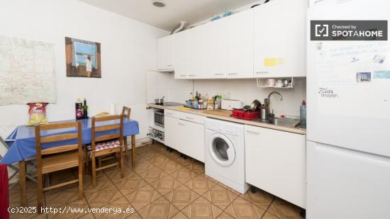 Habitación acogedora con escritorio en piso compartido, Argüelles - MADRID