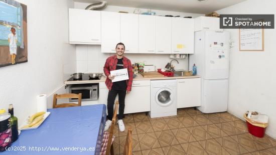 Habitación económica con vista a la ventana, patio interior en apartamento compartido, Argüelles 