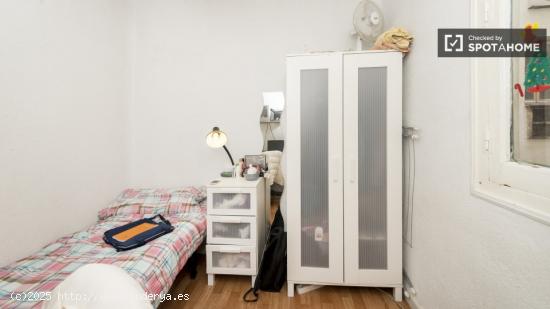 Habitación asequible con armario independiente en piso compartido, Argüelles - MADRID