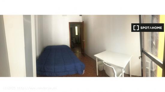 Fantástica habitación en Córdoba con gran ventanal y balcón - CORDOBA