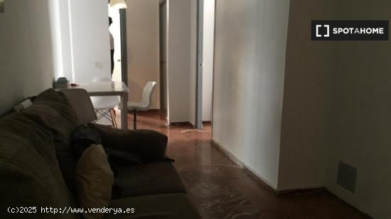 Fantástica habitación en Córdoba con gran ventanal y balcón - CORDOBA