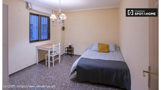 Se alquila habitación en piso de 7 habitaciones en Valencia - VALENCIA