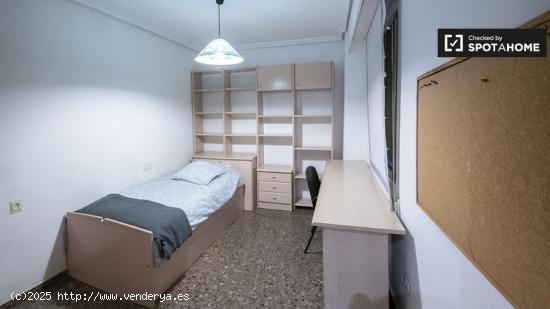 Se alquila habitación en piso de 7 habitaciones en Valencia - VALENCIA