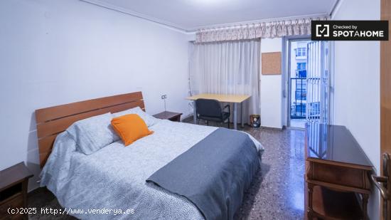 Se alquila habitación en piso de 7 habitaciones en Valencia - VALENCIA