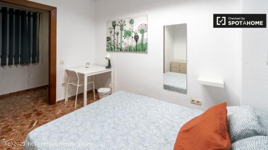 ¡Habitaciones en alquiler en piso de 5 habitaciones en Valencia! - VALENCIA