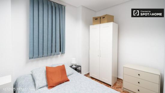 ¡Habitaciones en alquiler en piso de 5 habitaciones en Valencia! - VALENCIA