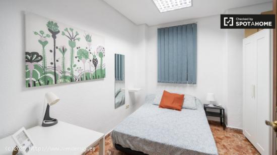 ¡Habitaciones en alquiler en piso de 5 habitaciones en Valencia! - VALENCIA